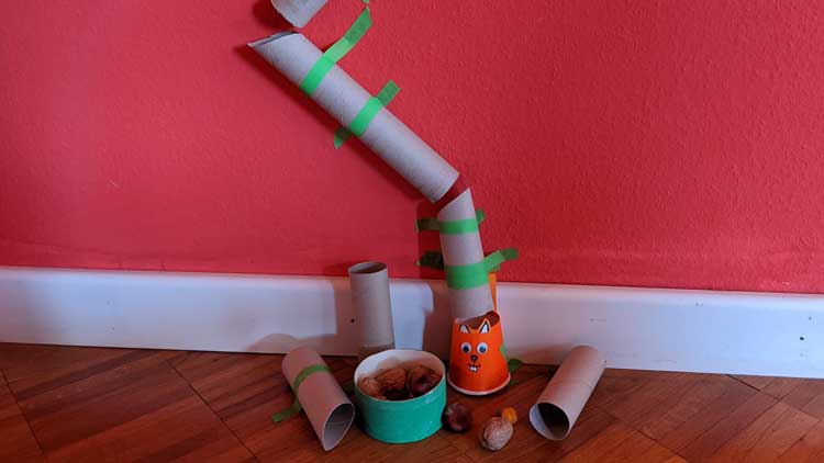 Eine herbstliche Kastanien-Murmelbahn aus Papprollen aus dem Betzold Online-Shop ist eine schnelle Beschäftigungsidee für Kinder.