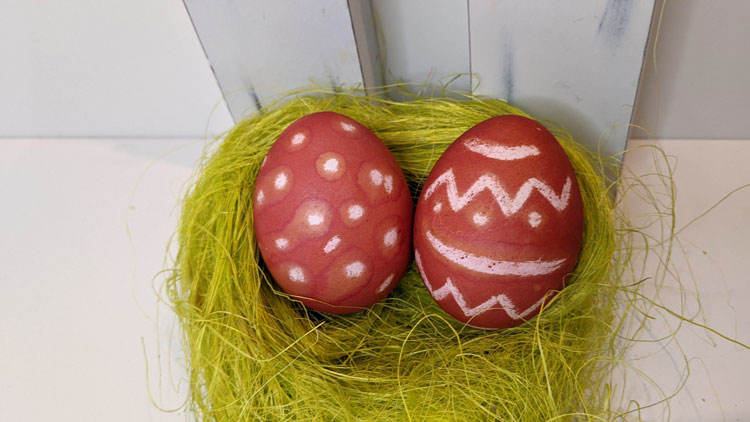 Ostereier mit rote Bete Saft gefärbt.
