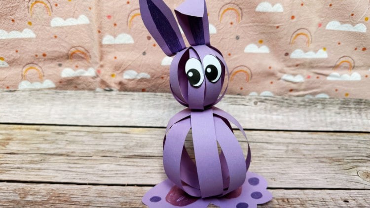 Einfach einen lustigen Wackelhasen aus Papierstreifen basteln.