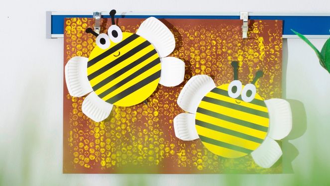 Pappbienen Zwei aus Papptellern gebastelte Bienen an einer Wand befestigt