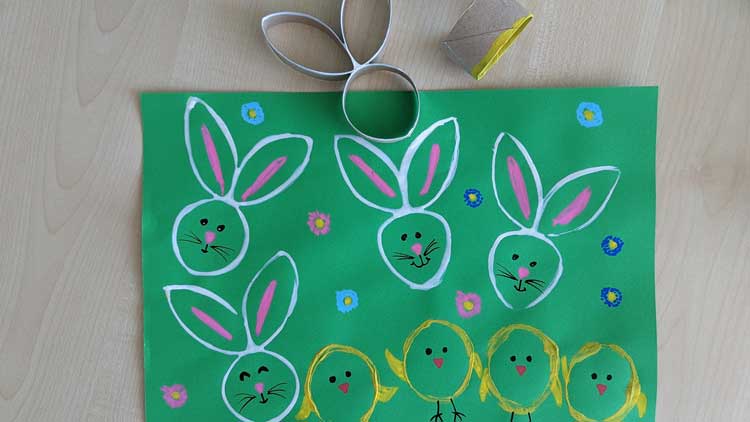 Schnelle Stempel aus Papprollen für Hasen und Küken als Grusskarte.