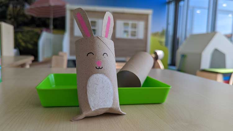 Ein Hase aus einer Papprolle gebastelt.