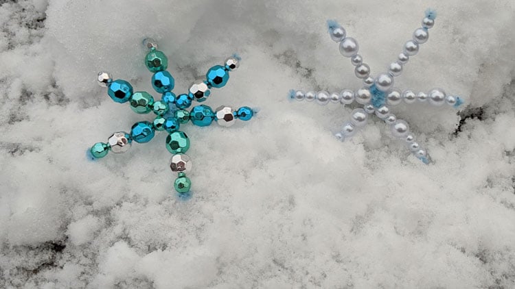 Schneeflocken aus Pfeifenputzern und Metallic-Perlen von betzold.de gebastelt.
