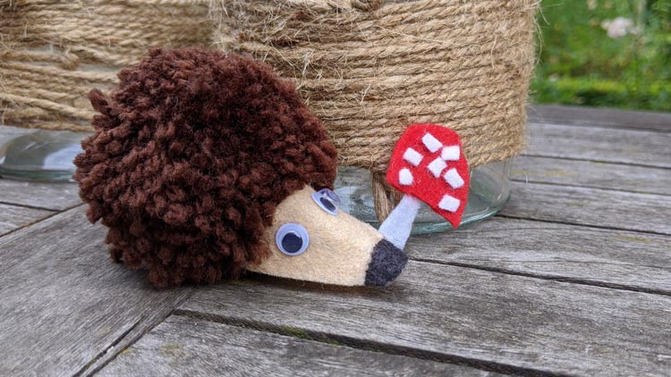 Pompon Igel mit Wolle von betzold.de gebastelt.