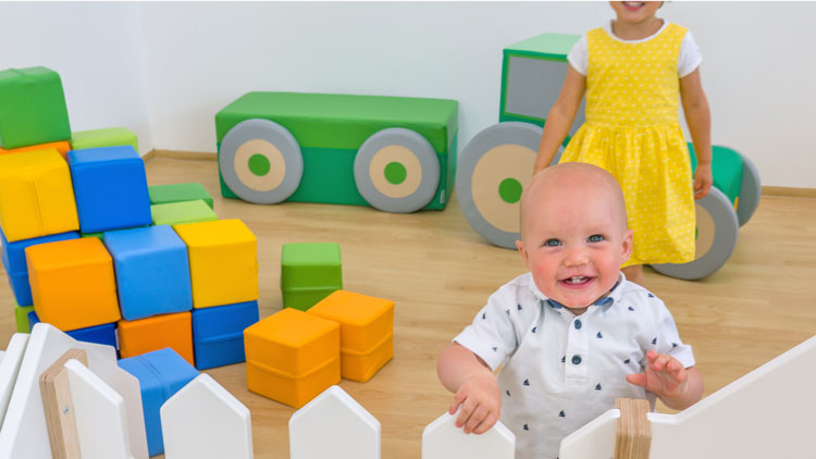 Räume im Kindergarten können durch Möbel-Elemente von Betzold geteilt und pädagogisch sinnvoll genutzt werden.