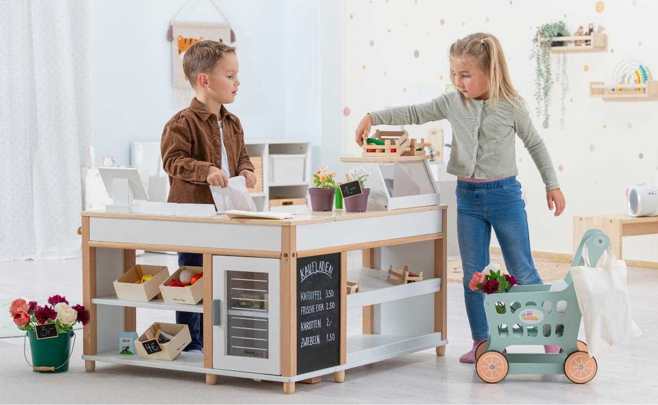 Junge und Mädchen spielen Kaufladen