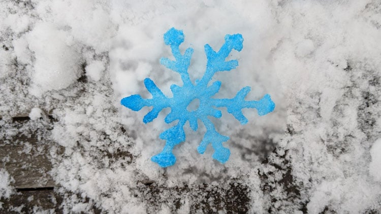 Schneeflocke aus Salz und Bastelkleber, die mit Wasserfarbe aus dem Betzold Online-Shop bemalt wurde.