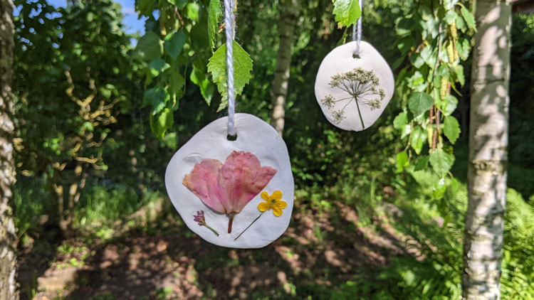 Lufttrocknende Modelliermasse aus dem Betzold Online-Shop als Grundlage für einen floralen Deko-Anhänger.