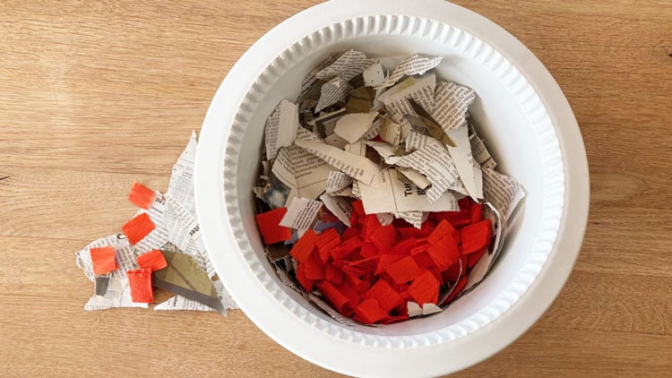 Papier in kleine Stücke reissen
