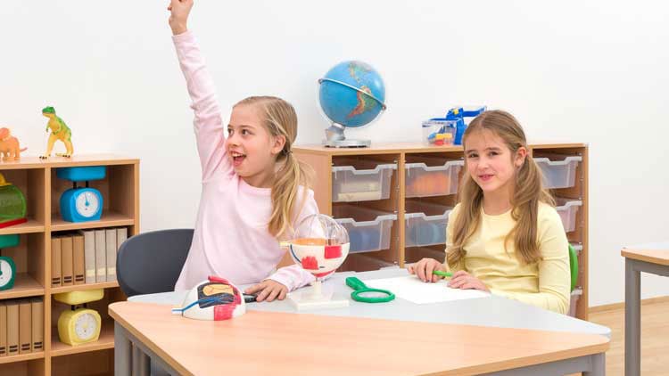 2 Schülerinnen im Klassenzimmer