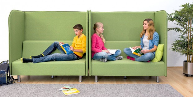 Schüler auf Schallschutzsofa
