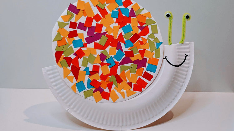 Schnecke aus zwei Papptellern gebastelt, mit Material aus dem Betzold Online-Shop.