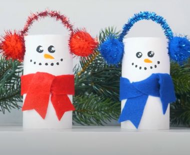 Schneemann-Papprollen zwei Schneemänner aus weissen Papprollen