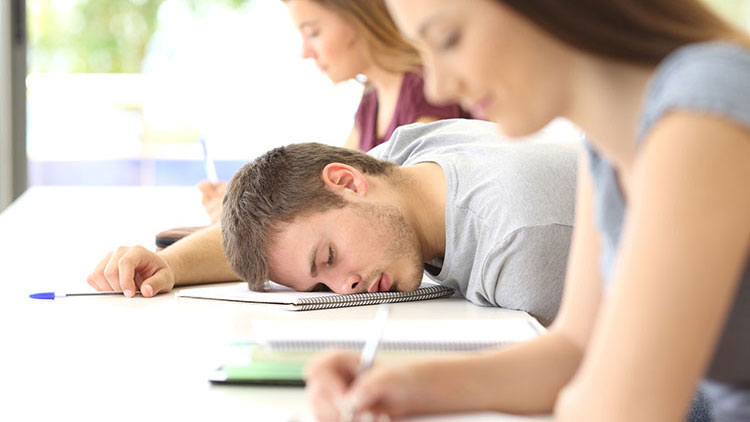 Schüler schläft im Unterricht