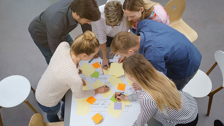 Schüler arbeiten an Projekt