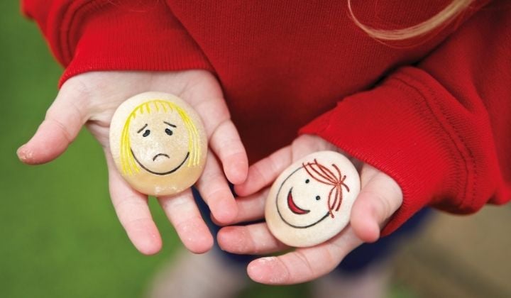 Ein Kind präsentiert zwei Gefühlssteine auf seinen offenen Handflächen