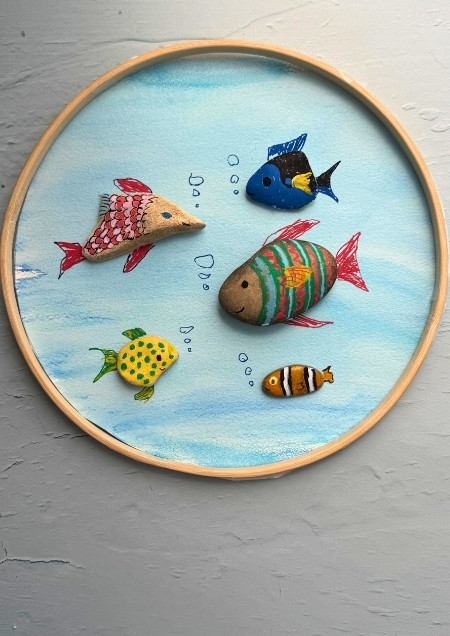 Fische aus bemalten Steinen gebastelt