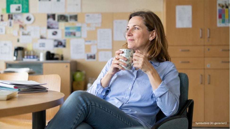 Lehrerin kaffetrinkend im Lehrerzimmer