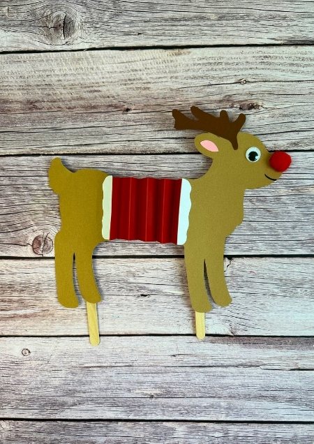 Rentier aus Tonpapier und Holzstäbchen gebastelt