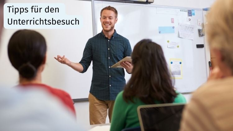 Lehrer unterrichtet vor Klasse