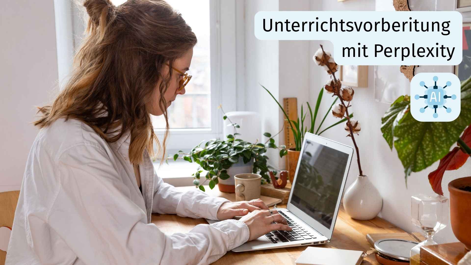 Frau arbeitet am Laptop