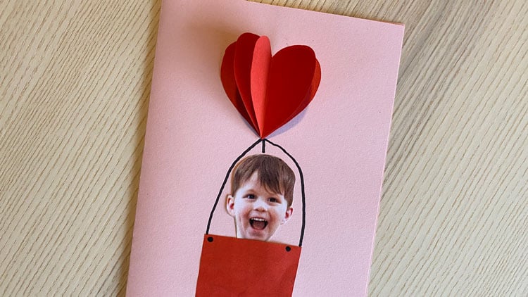 Selbstgebastelte Grusskarte zum Valentinstag mit einem Heissluftballon aus Tonpapier von betzold.de