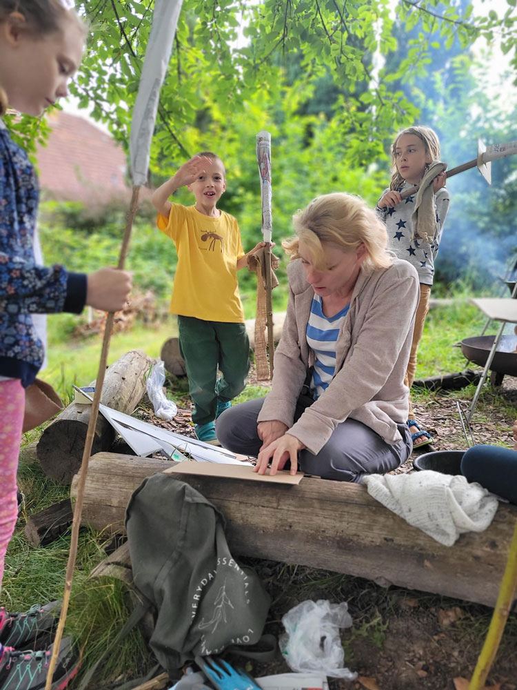 Schülerinnen und Schüler mit Lehrerin im Freien