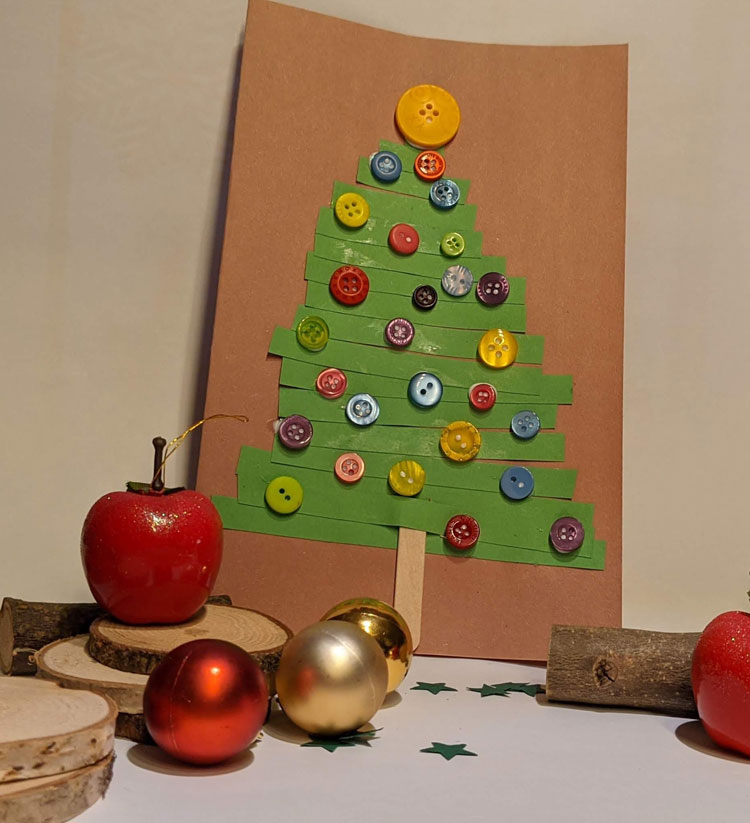 Weihnachtsbaum Karte mit Knöpfen aus dem Betzold Online-Shop beklebt und verziert.