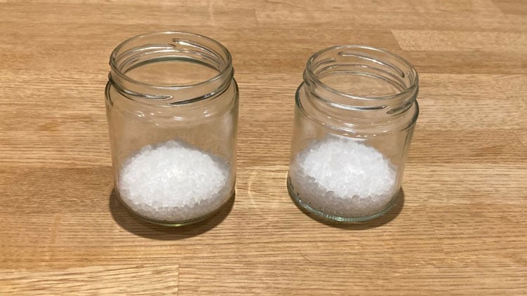 Salz in die Gläser füllen