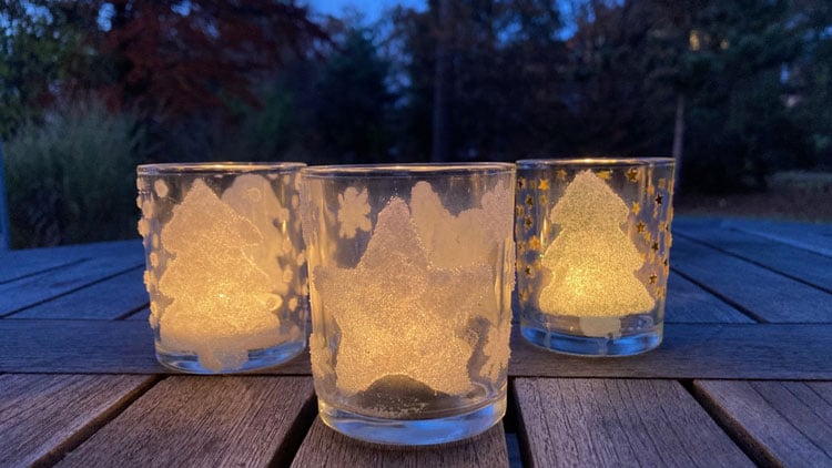 Windlichter mit weihnachtlichen Motiven