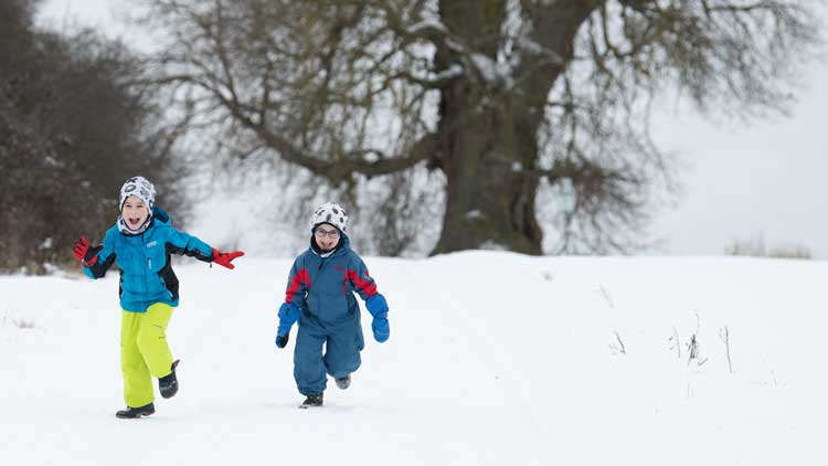 Das Spielen im Schnee gehört ebenso zum Winter in Kindergarten und Kita wie Reime, Spiele und Geschichten aus dem Betzold Blog.