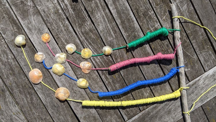 Windspiel aus Ästen und Wolle aus dem Betzold Online-Shop gebastelt.