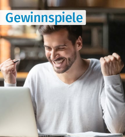 Mann freut sich über Gewinn