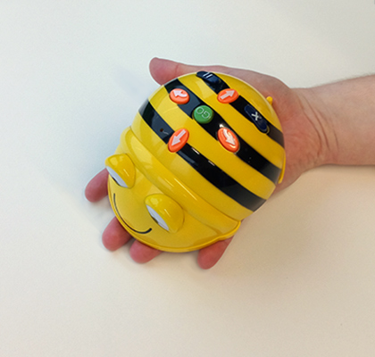 Person hält Bee-Bot auf der Hand