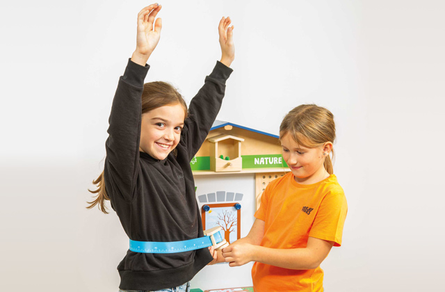 Kinder spielen mit dem Massband von beleduc
