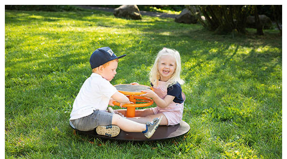 Kinder spielen auf TopTrike Karussell