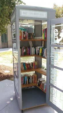 Büchertauschregal an einer Strasse