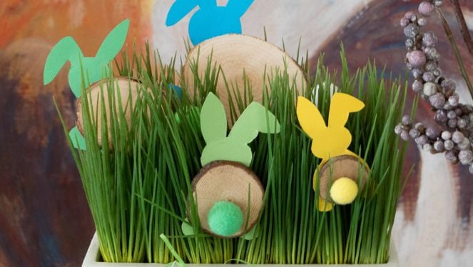 bunte Hoppelhasen bunte Hase als Gesteck in Pflanzen versteckt