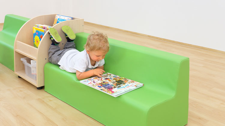 Junge liest in Leseecke