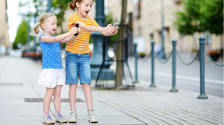 Kinder mit Smartphones