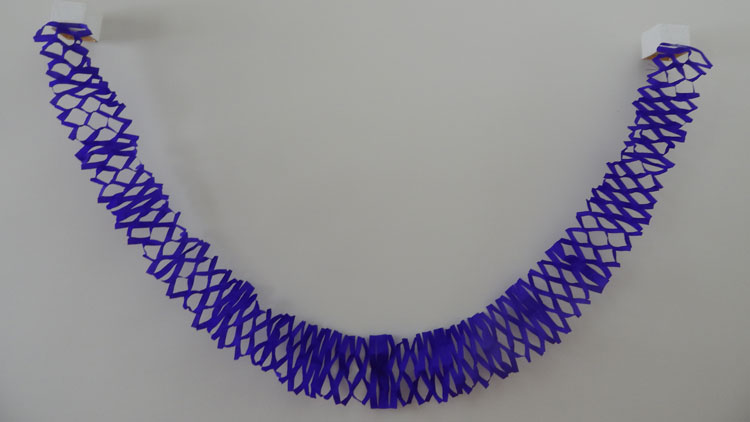 Violette Girlande aus Bastelpapier
