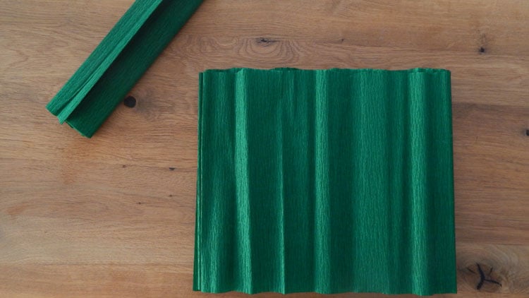 Bastelpapier wird in gleichgrosse Stücke geschnitten