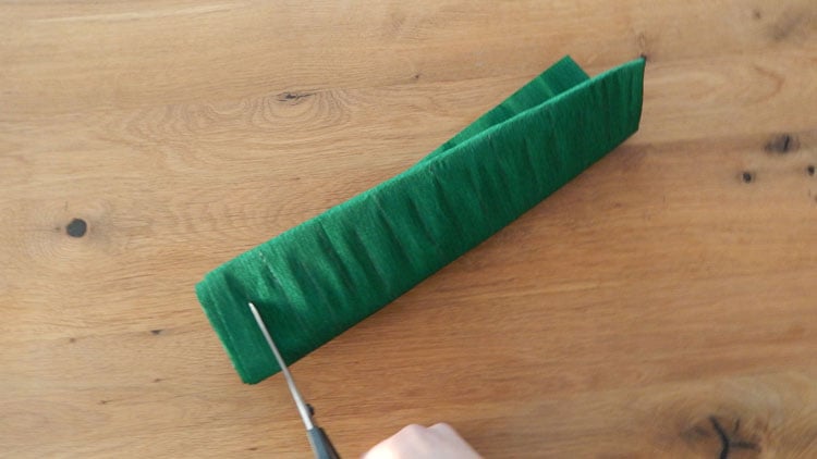 Bastelpapier wird zugeschnitten