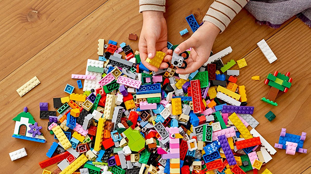Kind spielt mit LEGO® Classic Bausteinen