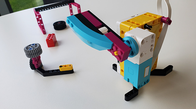 LEGO® Education SPIKE™ Prime-Set Fussballmodell schiesst ein Tor