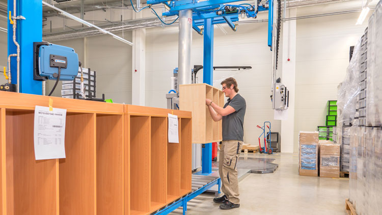 Arbeit mit Maschinen und Holz