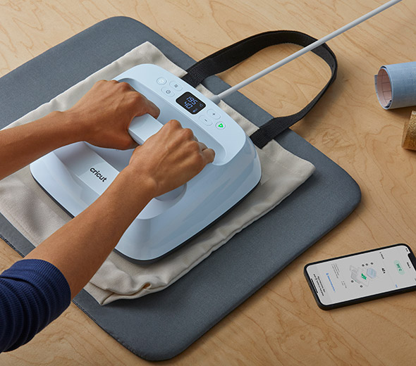 Person nutzt Plotter, um Tasche zu verzieren