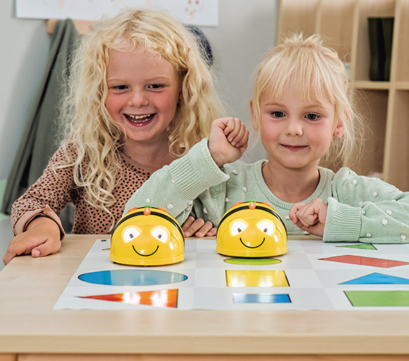 Kinder programmieren zwei Bee-Bot