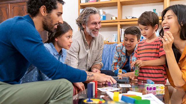 Familie spielt Ravensburger Gesellschaftsspiel
