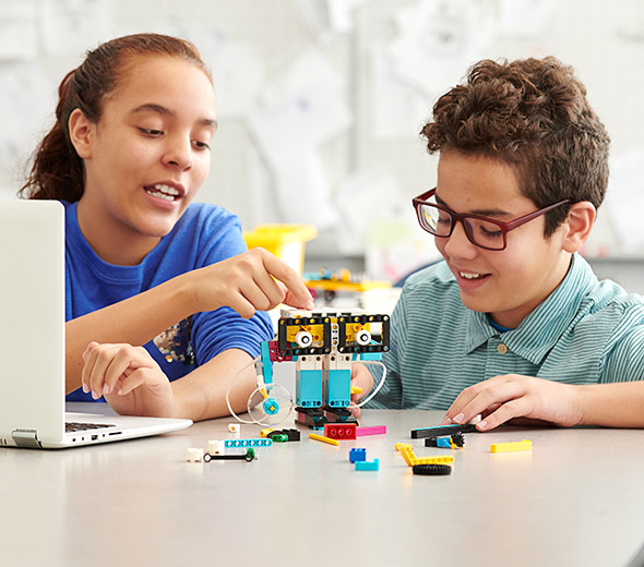 Kinder bauen Roboter mit Lego Education